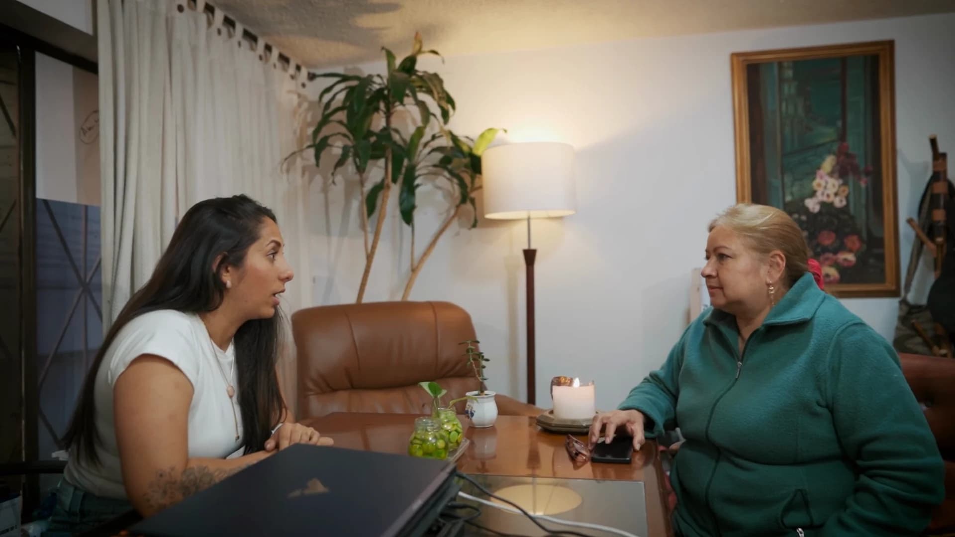 Dos mujeres conversan de frente en un espacio sereno.